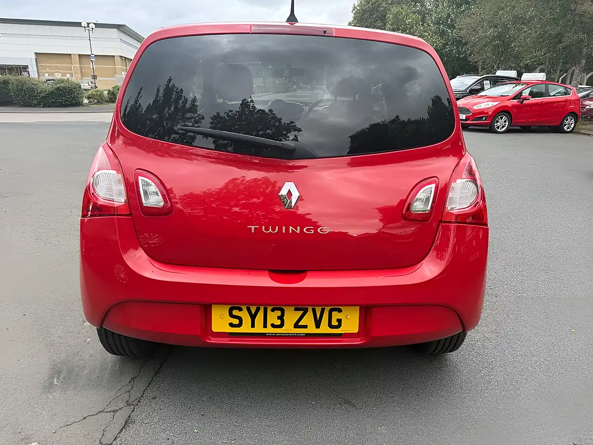 Used 2013 Renault Twingo Dynamique Red - Interior and Exterior details 6