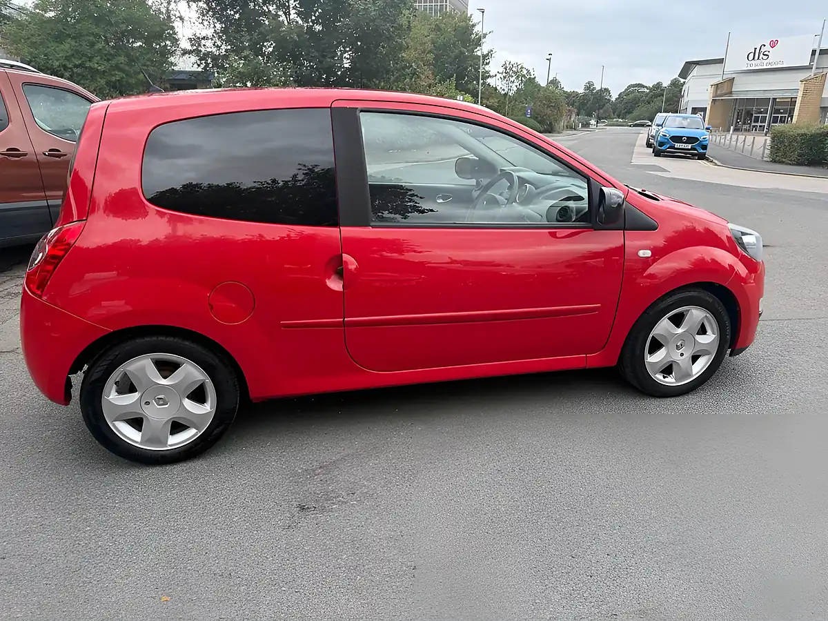 Used 2013 Renault Twingo Dynamique Red - Interior and Exterior details 8