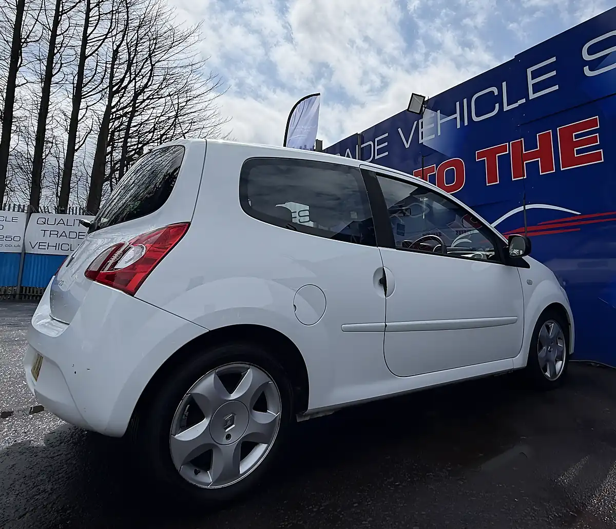 Used 2013 Renault Twingo Dynamique White - Interior and Exterior details 10