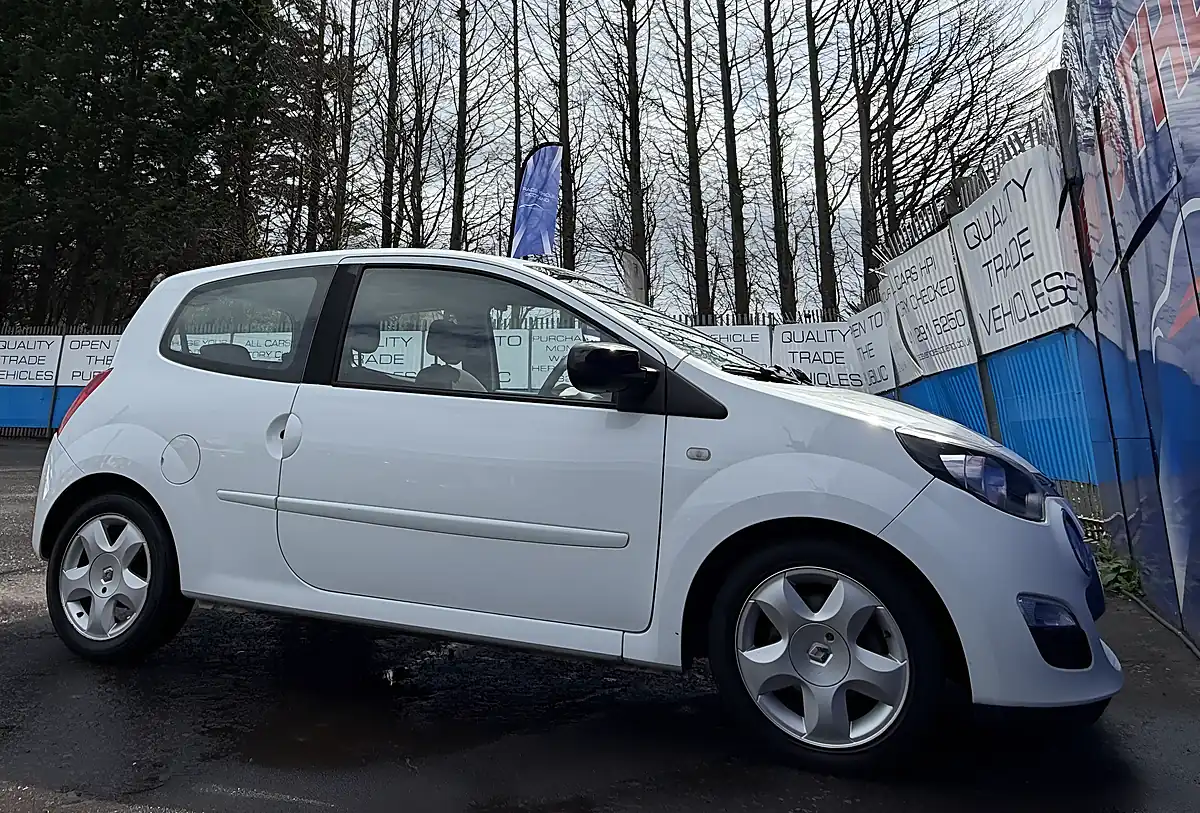Used 2013 Renault Twingo Dynamique White - Interior and Exterior details 11