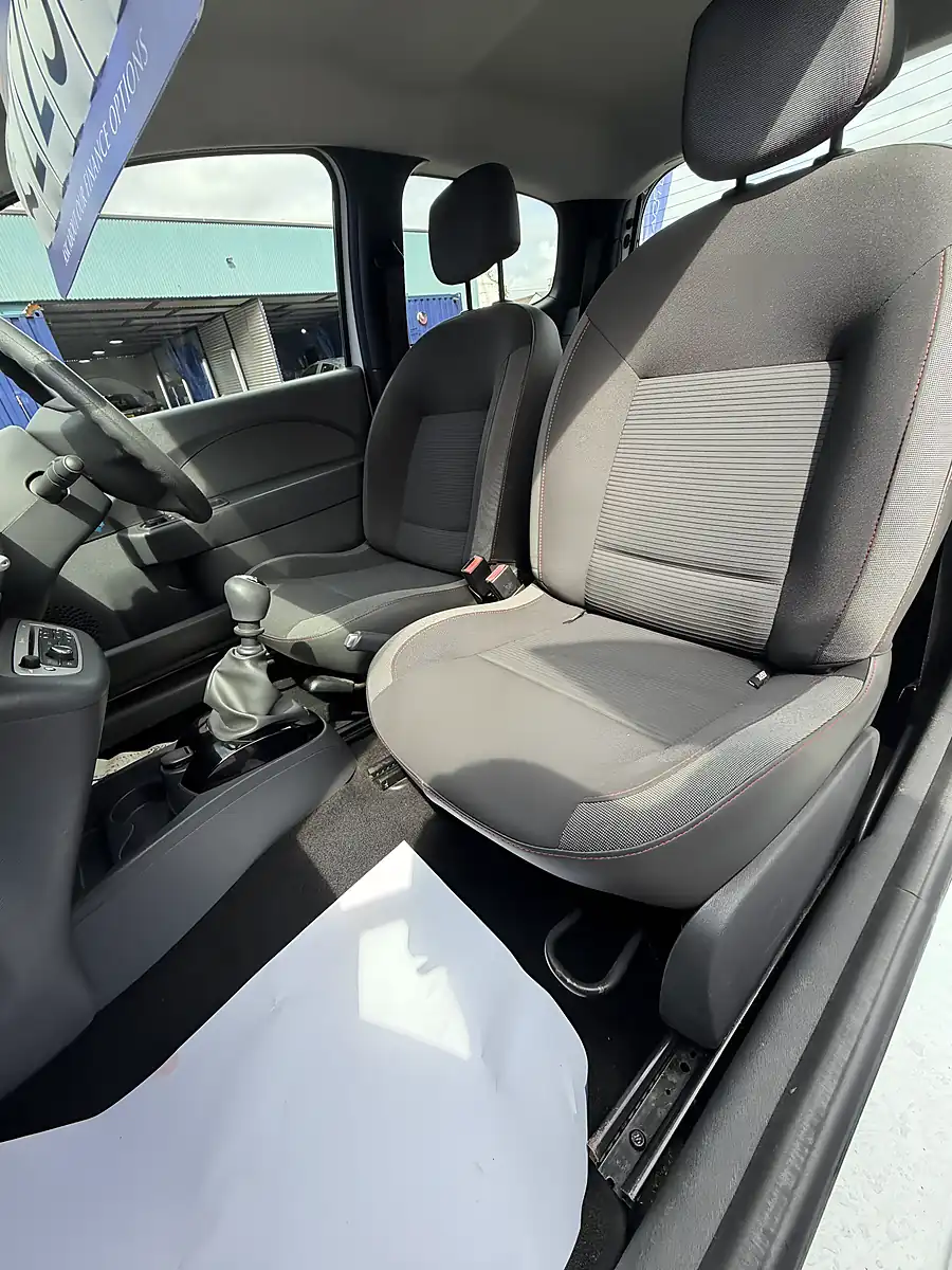 Used 2013 Renault Twingo Dynamique White - Interior and Exterior details 15