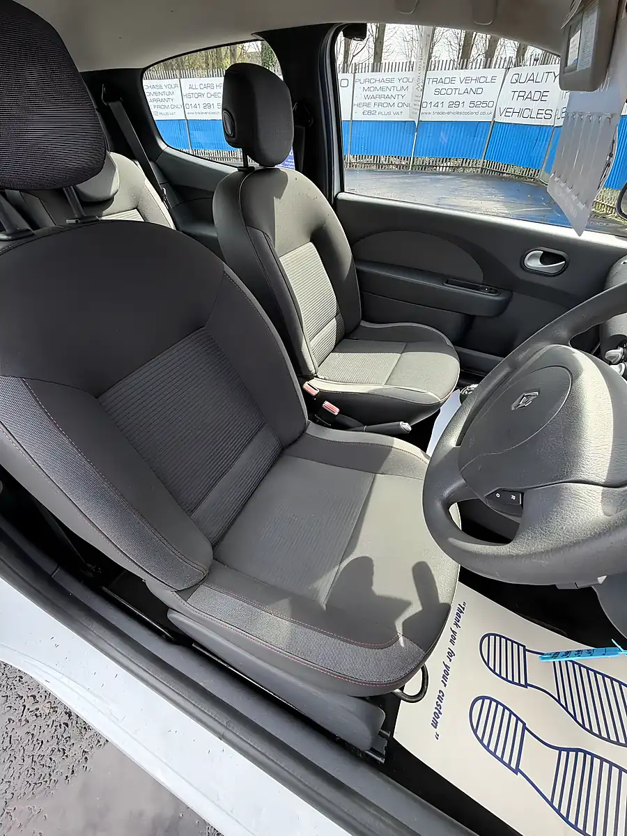 Used 2013 Renault Twingo Dynamique White - Interior and Exterior details 17