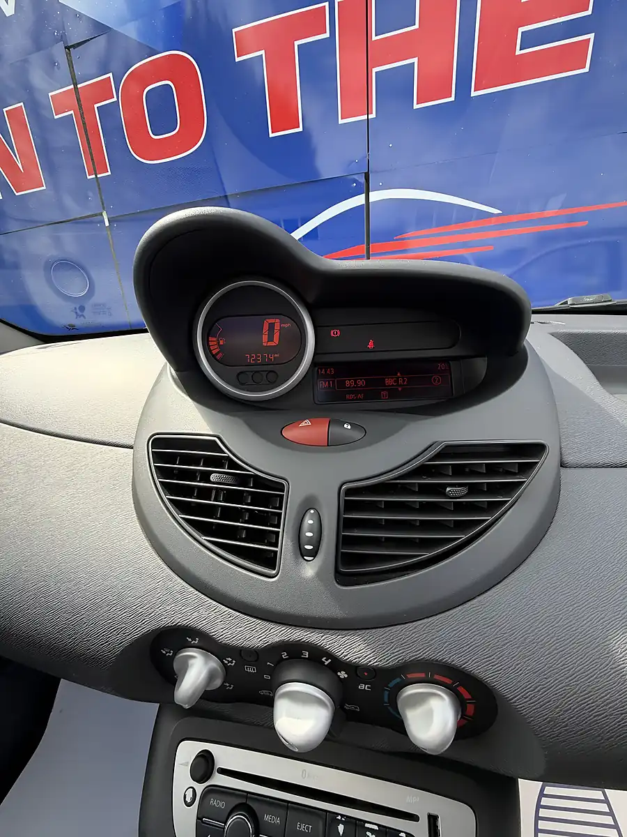Used 2013 Renault Twingo Dynamique White - Interior and Exterior details 18