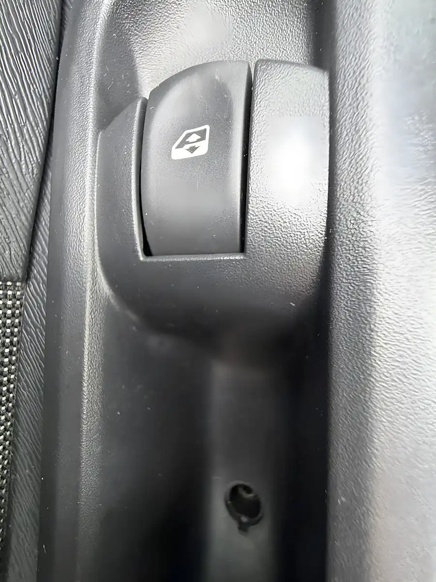 Used 2013 Renault Twingo Dynamique White - Interior and Exterior details 19