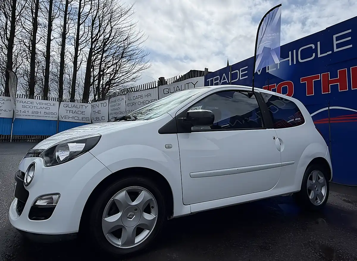 Used 2013 Renault Twingo Dynamique White - Interior and Exterior details 2