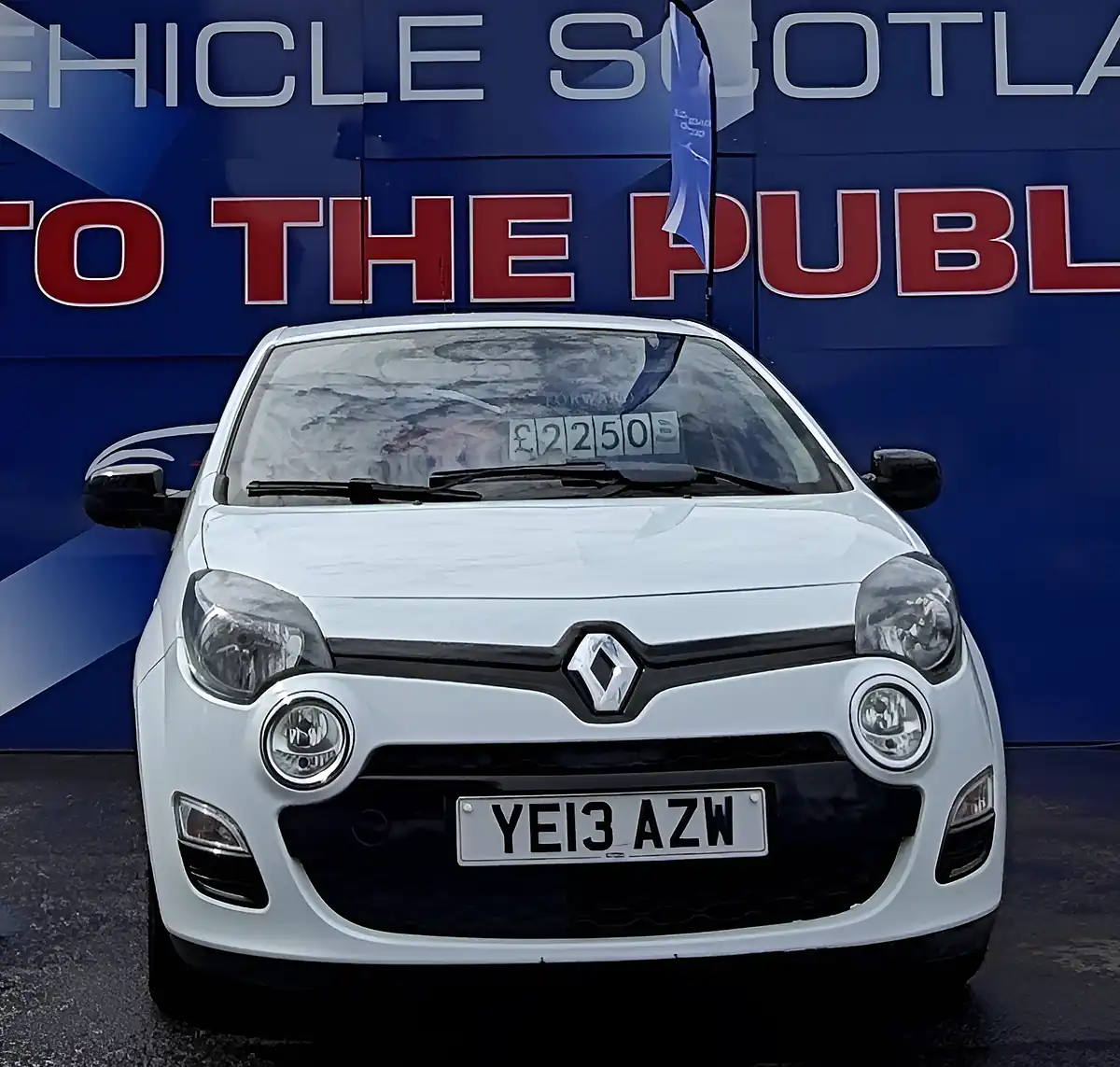 Used 2013 Renault Twingo Dynamique White - Interior and Exterior details 4