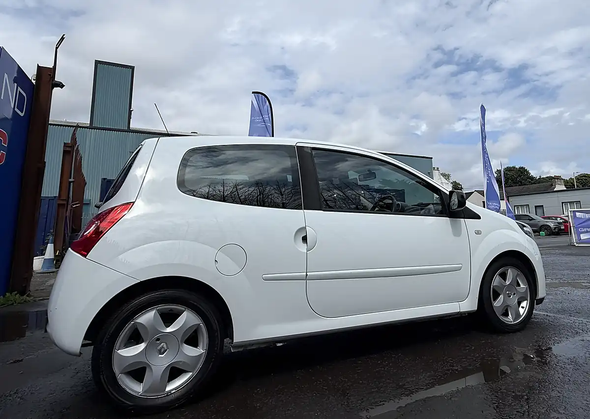 Used 2013 Renault Twingo Dynamique White - Interior and Exterior details 8