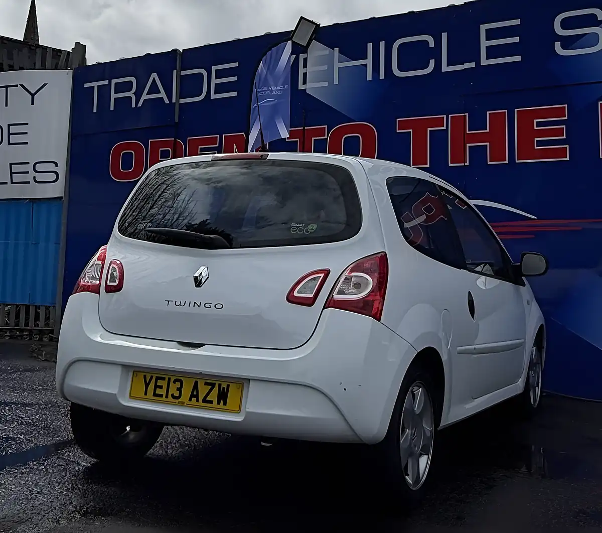 Used 2013 Renault Twingo Dynamique White - Interior and Exterior details 9