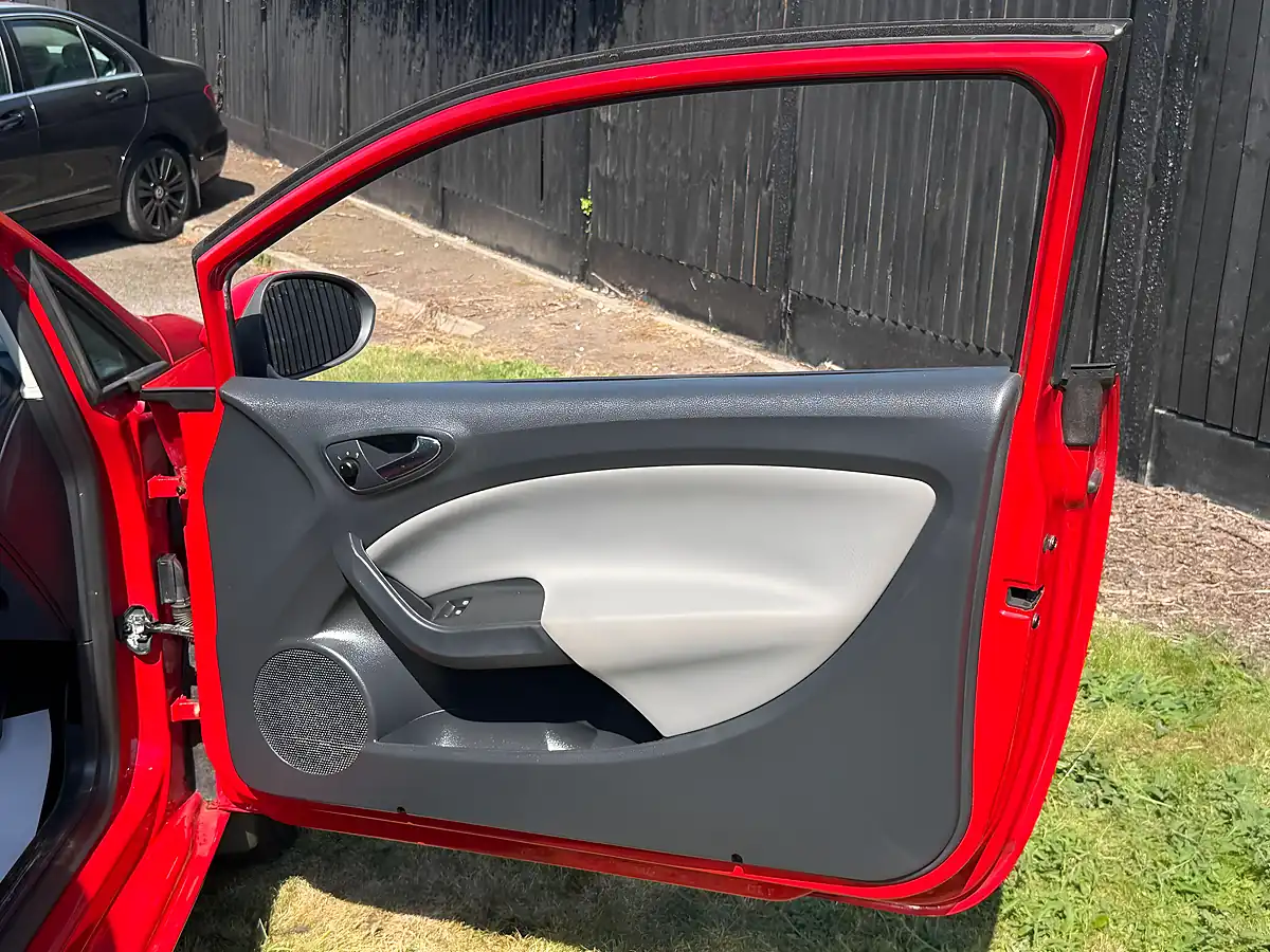 Used 2013 SEAT Ibiza Toca Sport Coupe Emocion Red - Interior and Exterior details 18