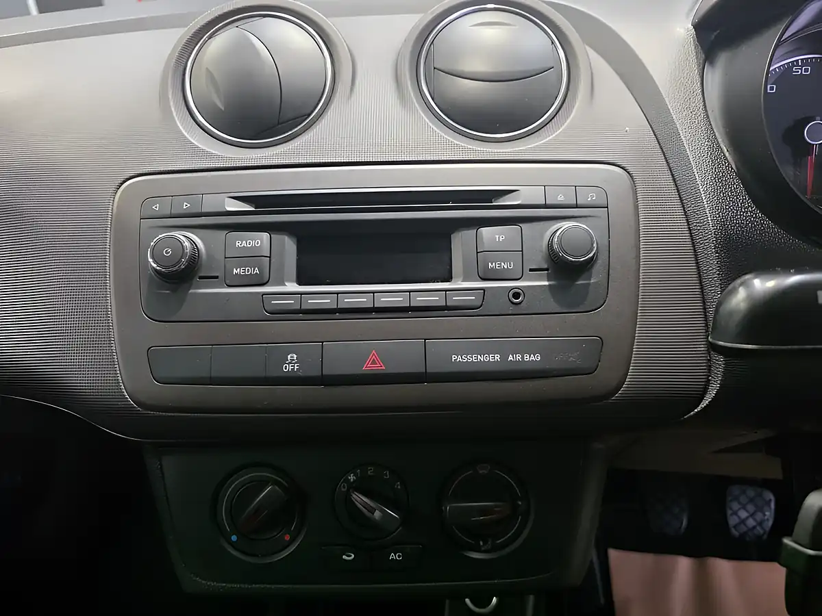Used 2013 SEAT Ibiza Toca Sport Coupe Green - Interior and Exterior details 16