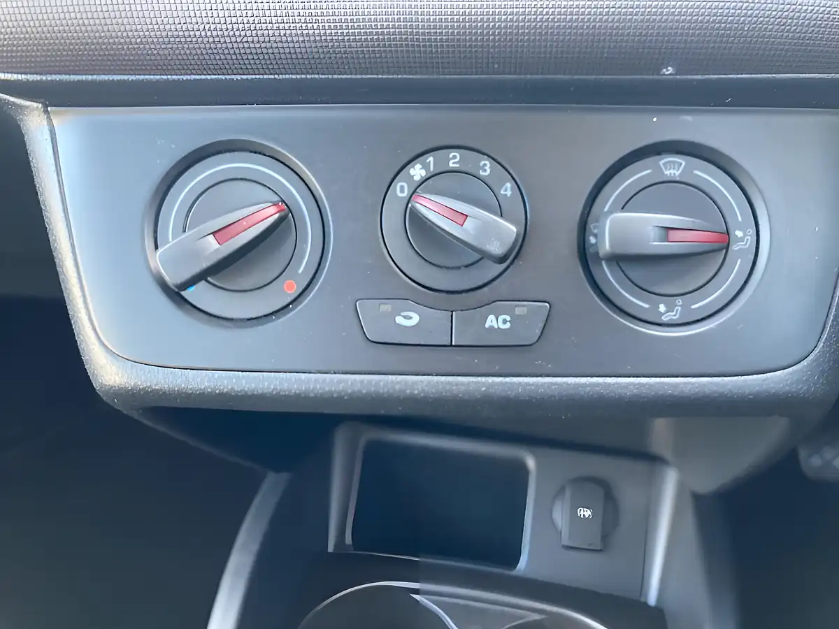 Used 2013 SEAT Ibiza Toca White - Interior and Exterior details 17