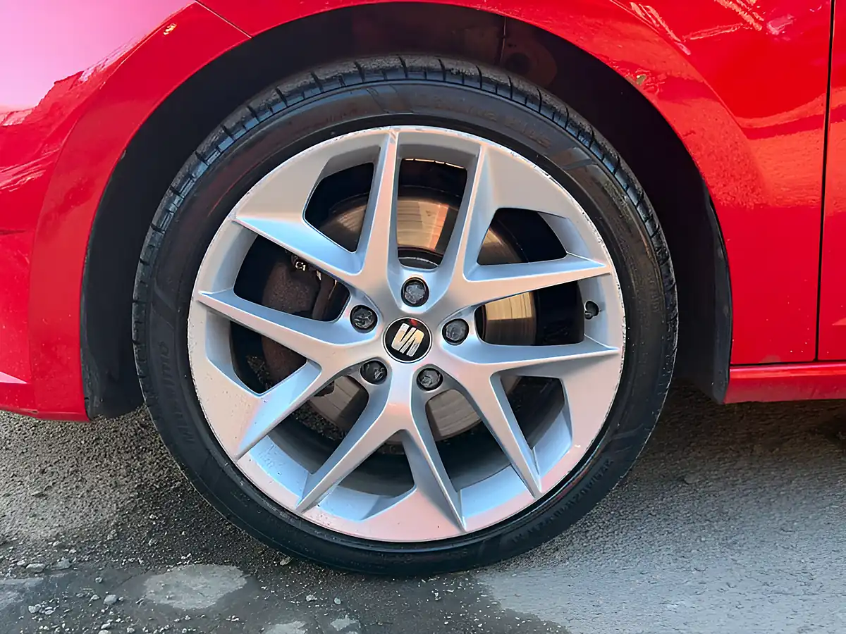 Used 2013 SEAT Leon Fr Technology Red - Interior and Exterior details 9