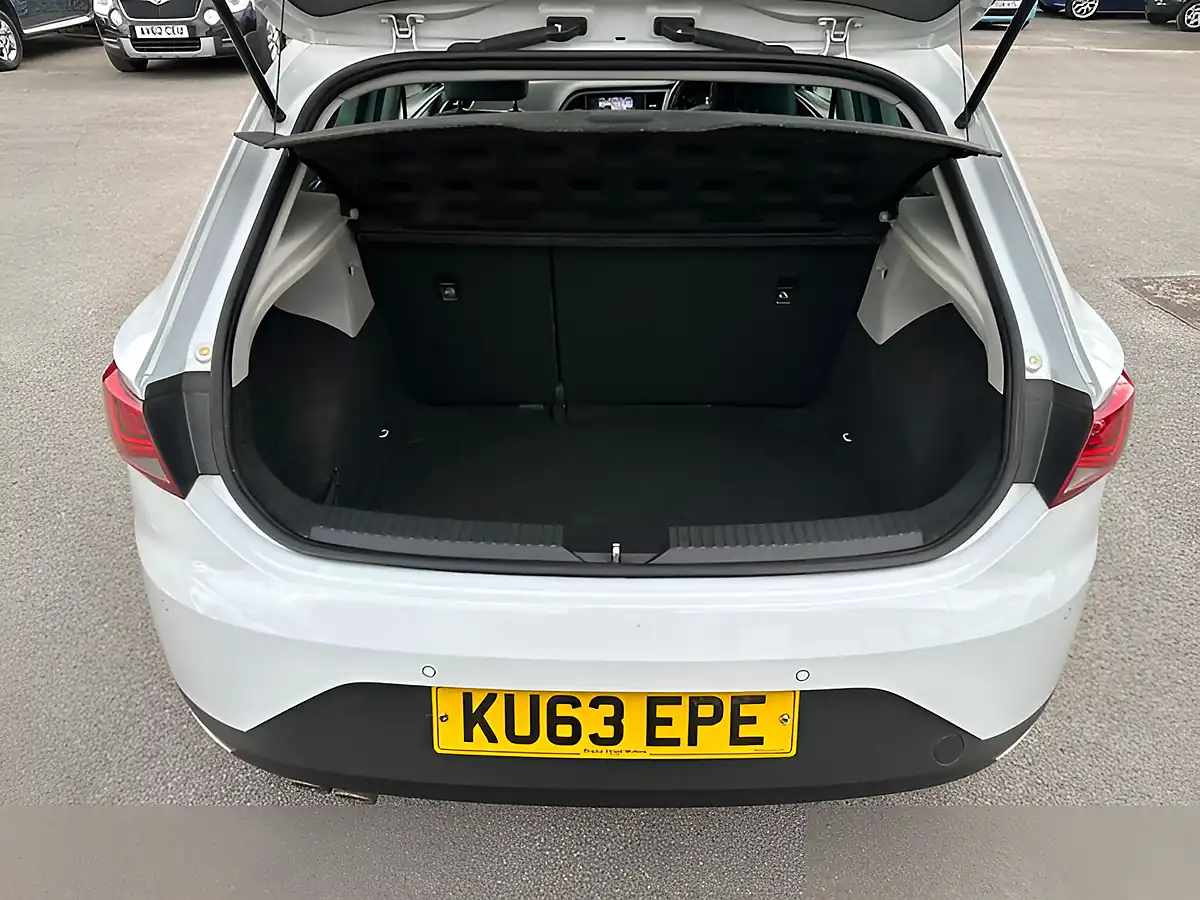 Used 2013 SEAT Leon Fr White - Interior and Exterior details 15