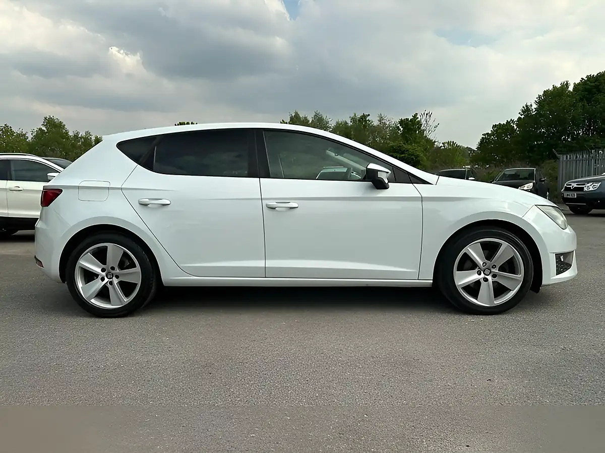 Used 2013 SEAT Leon Fr White - Interior and Exterior details 18
