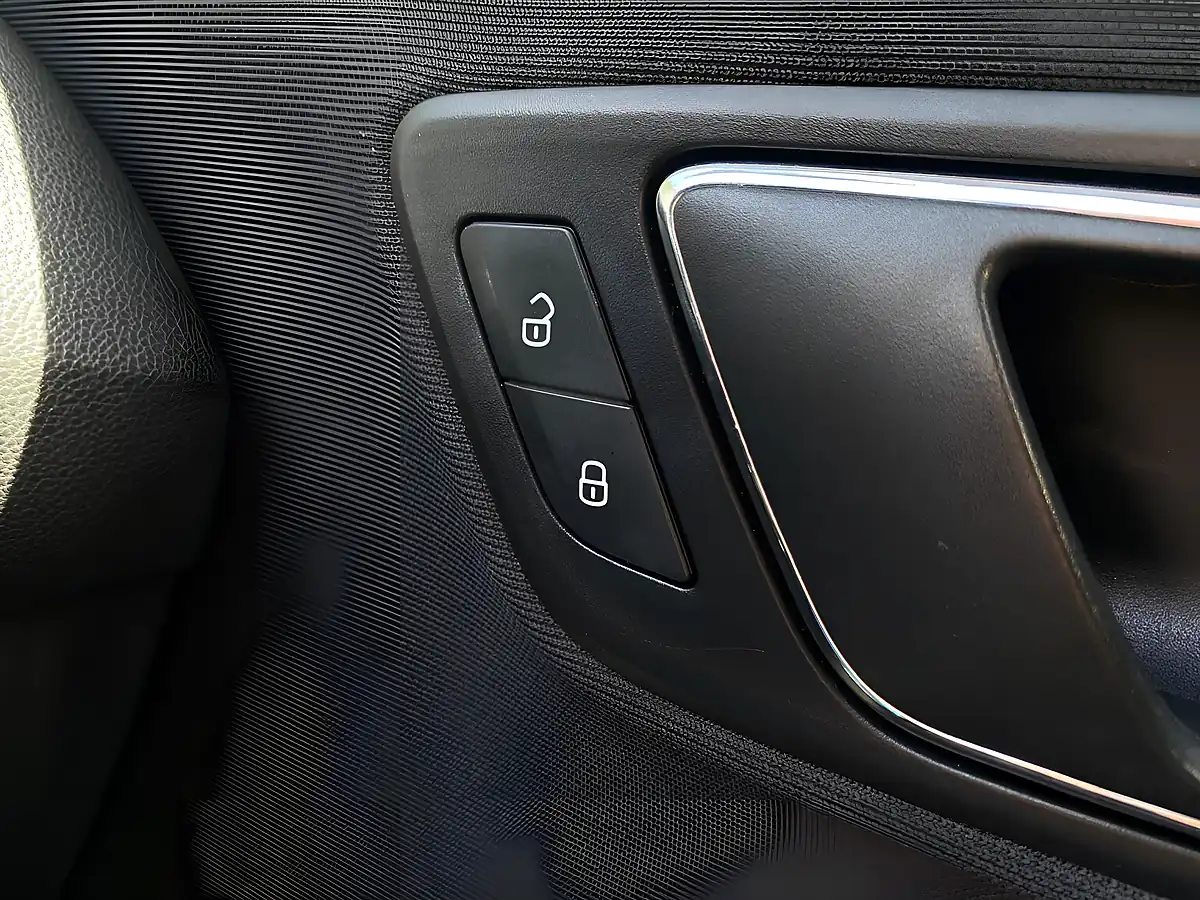 Used 2013 SEAT Leon Se Red - Interior and Exterior details 11