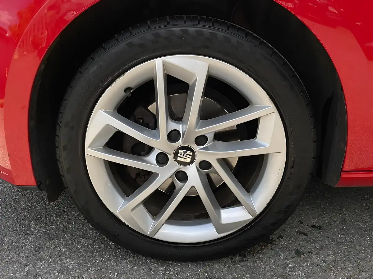 Used 2013 SEAT Leon Se Red - Interior and Exterior details 13