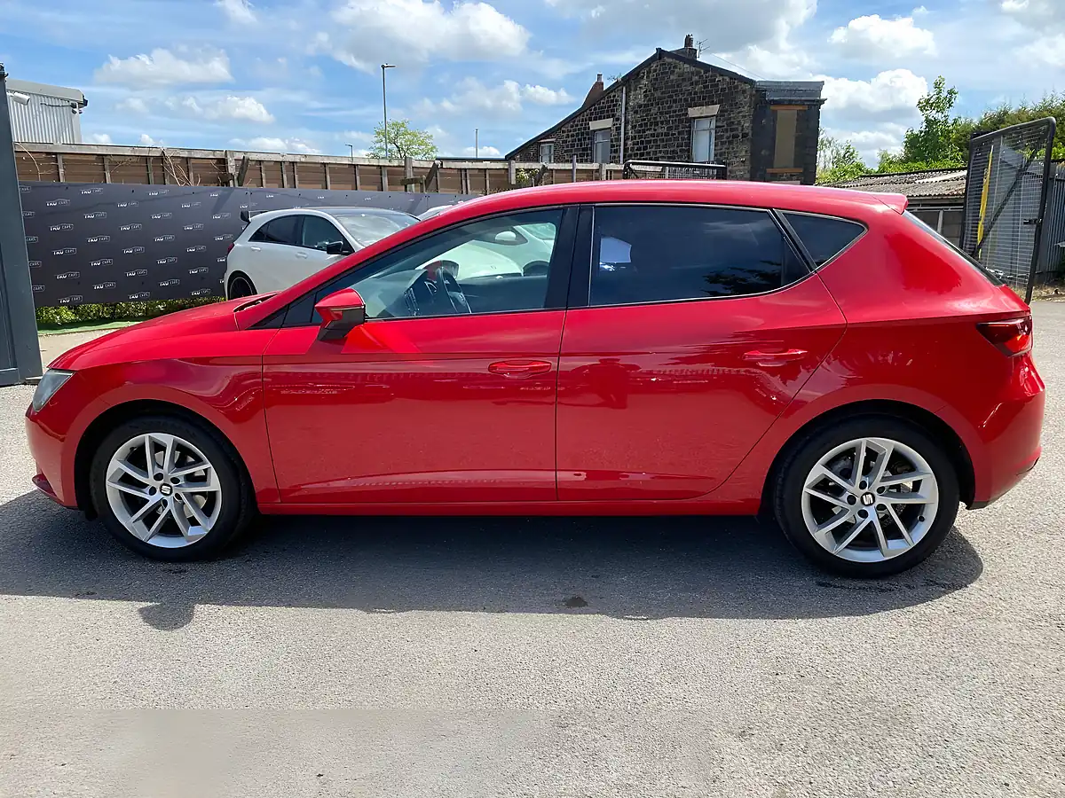Used 2013 SEAT Leon Se Red - Interior and Exterior details 4
