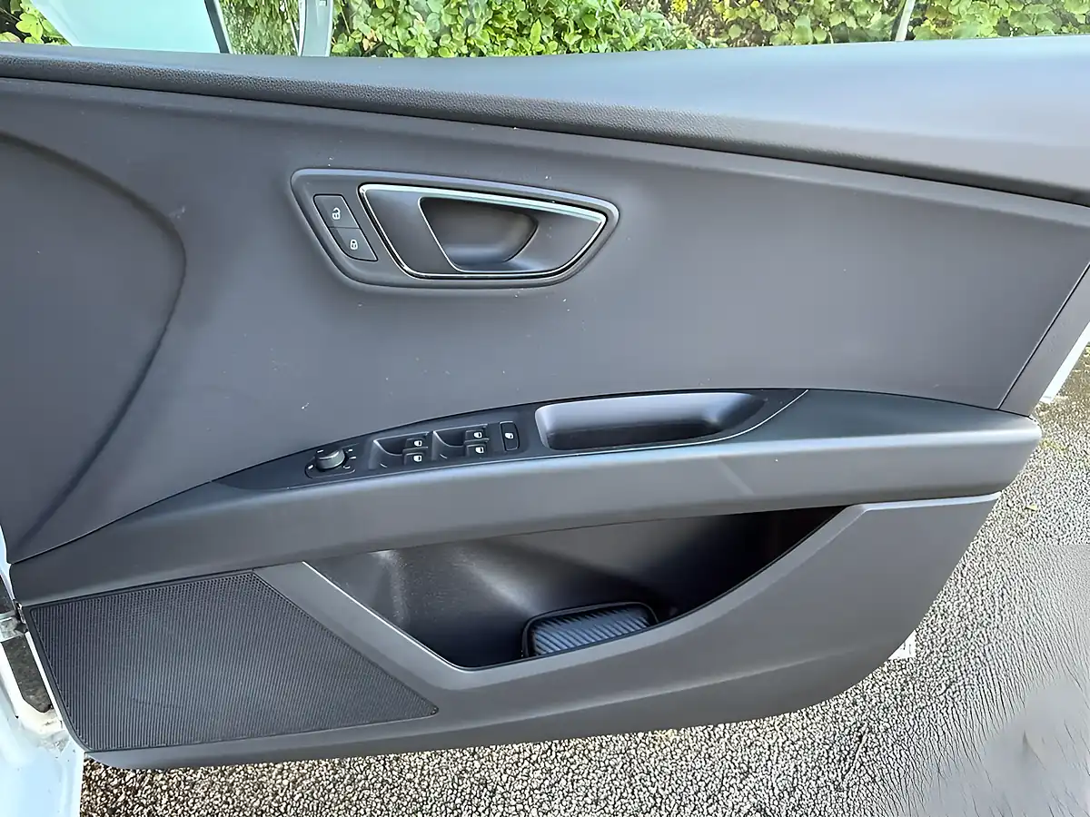 Used 2013 SEAT Leon Se White - Interior and Exterior details 11