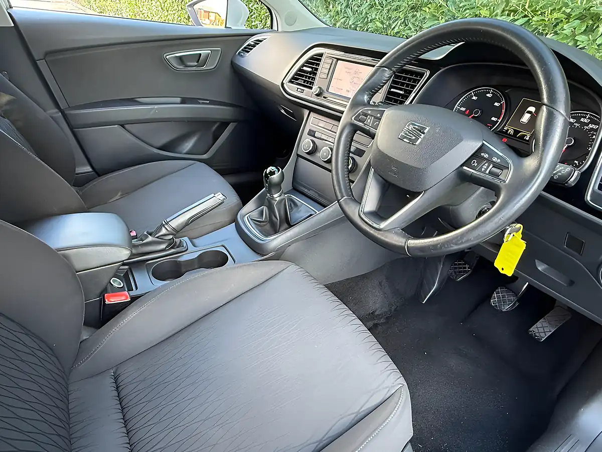Used 2013 SEAT Leon Se White - Interior and Exterior details 12