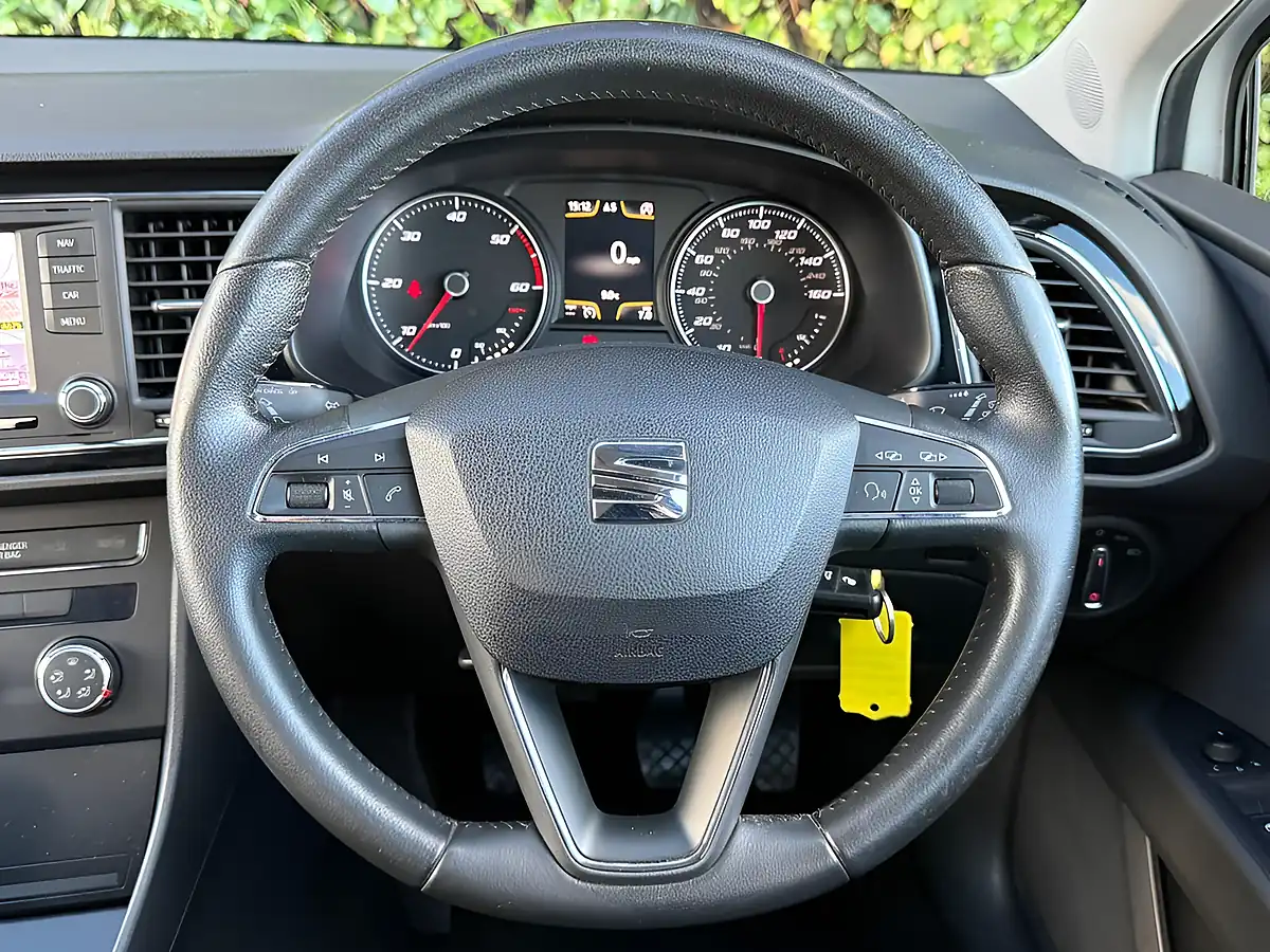 Used 2013 SEAT Leon Se White - Interior and Exterior details 15