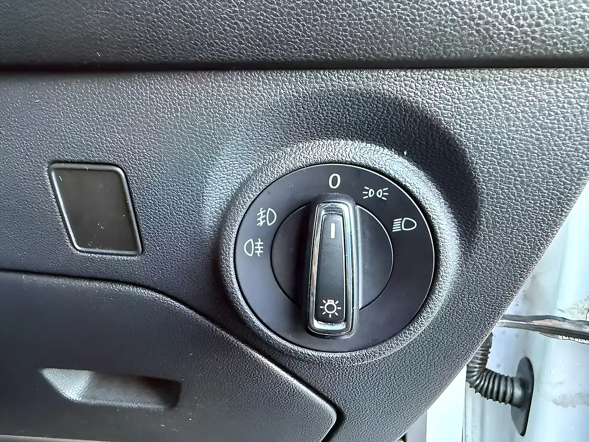 Used 2013 SEAT Leon Se White - Interior and Exterior details 16