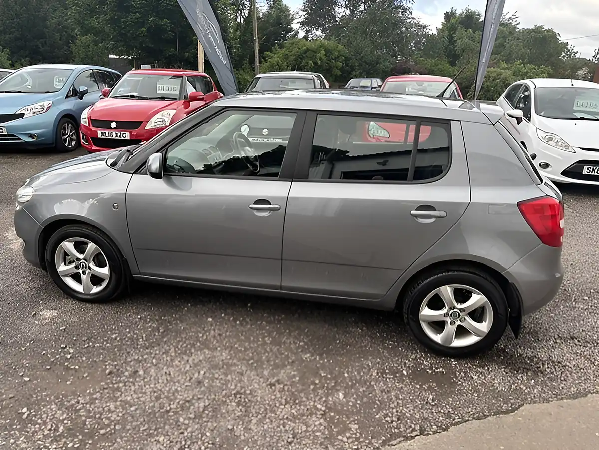 Used 2013 Skoda Fabia Se Blue - Interior and Exterior details 4