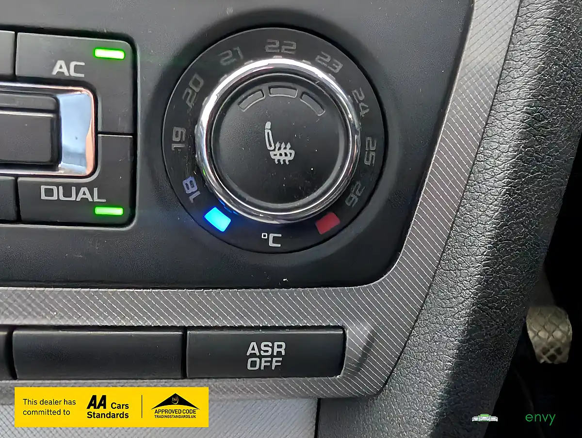 Used 2013 Skoda Octavia Elegance Blue - Interior and Exterior details 17