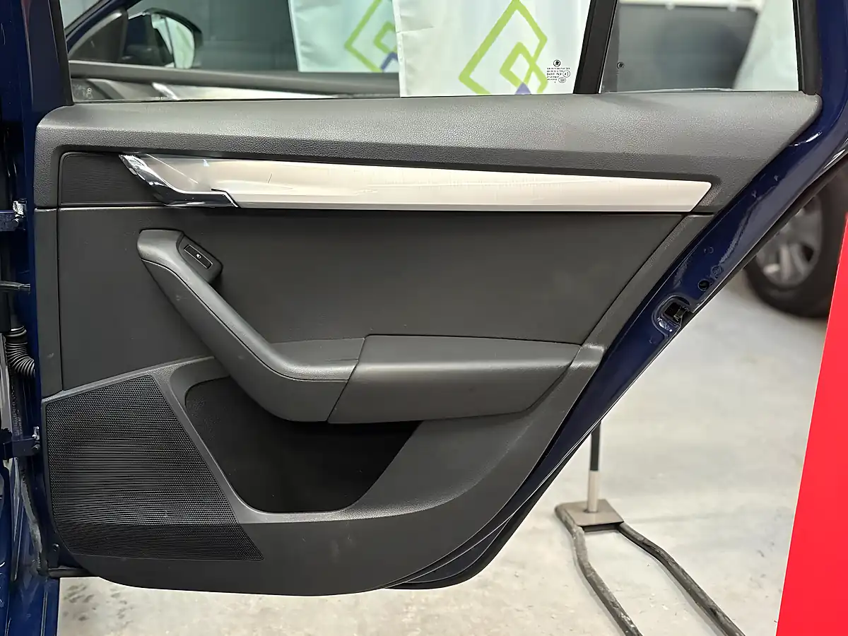 Used 2013 Skoda Octavia Se Blue - Interior and Exterior details 14