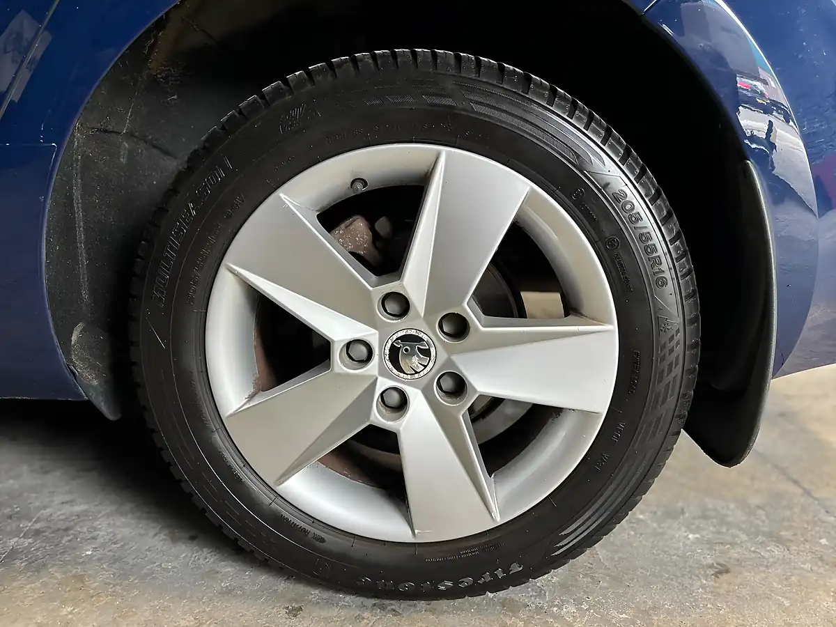 Used 2013 Skoda Octavia Se Blue - Interior and Exterior details 15