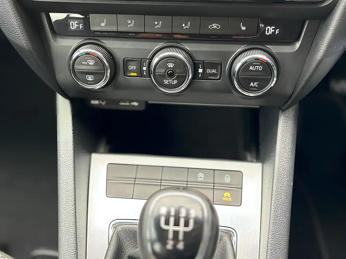 Used 2013 Skoda Octavia Se Blue - Interior and Exterior details 9