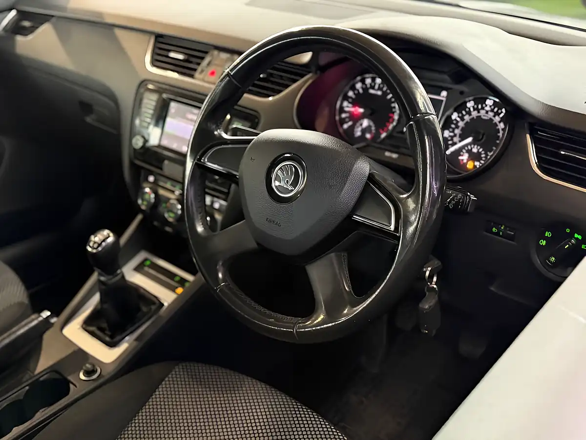 Used 2013 Skoda Octavia Se Silver - Interior and Exterior details 10