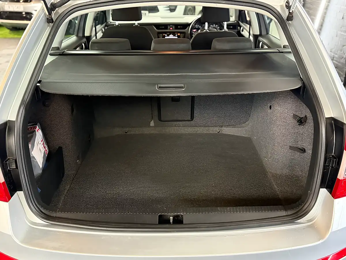 Used 2013 Skoda Octavia Se Silver - Interior and Exterior details 11