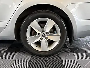 Used 2013 Skoda Octavia Se Silver - Interior and Exterior details 12