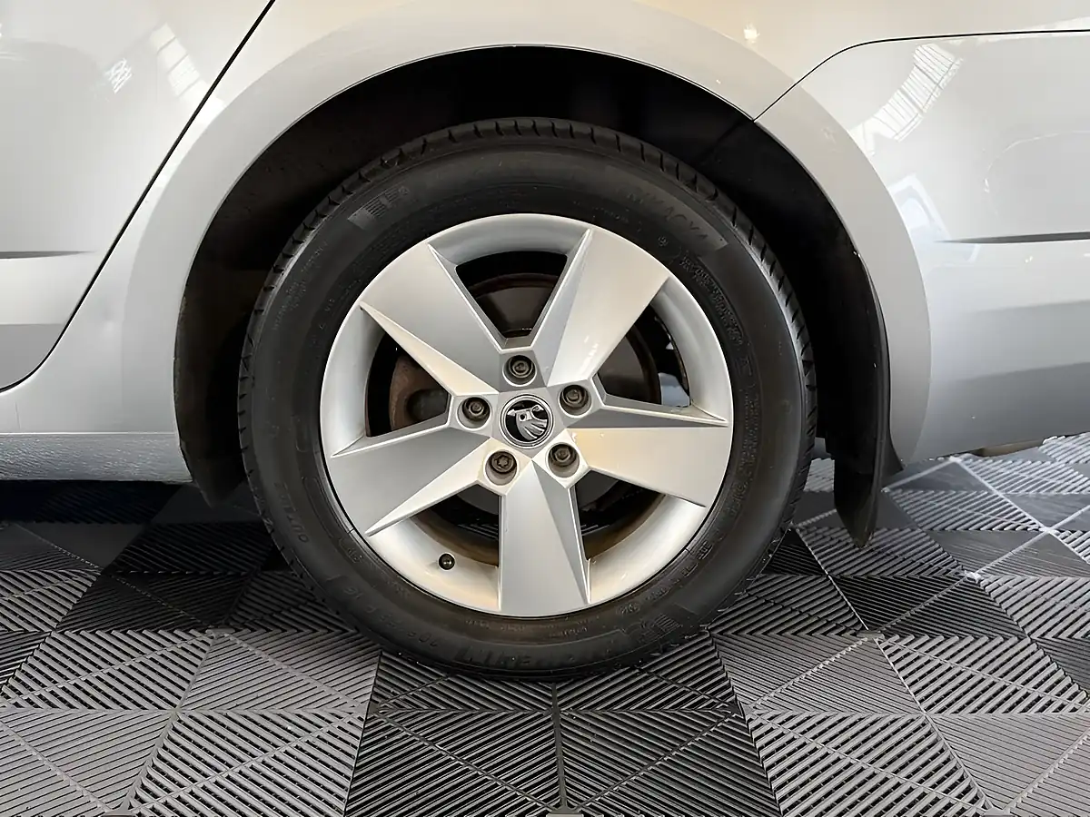 Used 2013 Skoda Octavia Se Silver - Interior and Exterior details 12