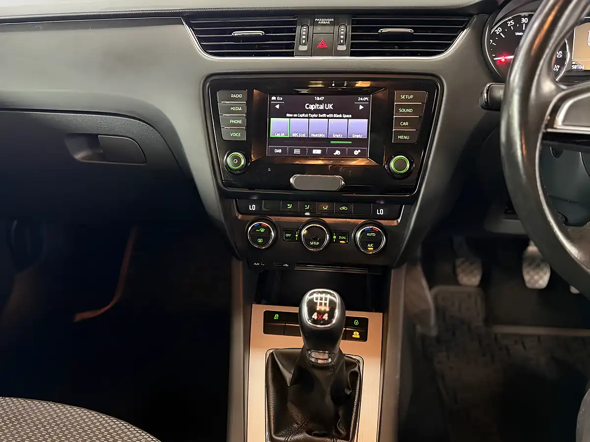 Used 2013 Skoda Octavia Se Silver - Interior and Exterior details 14