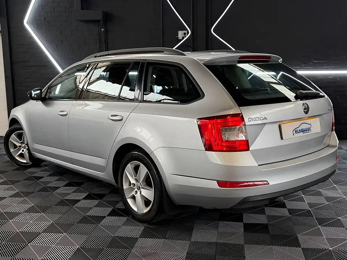 Used 2013 Skoda Octavia Se Silver - Interior and Exterior details 17