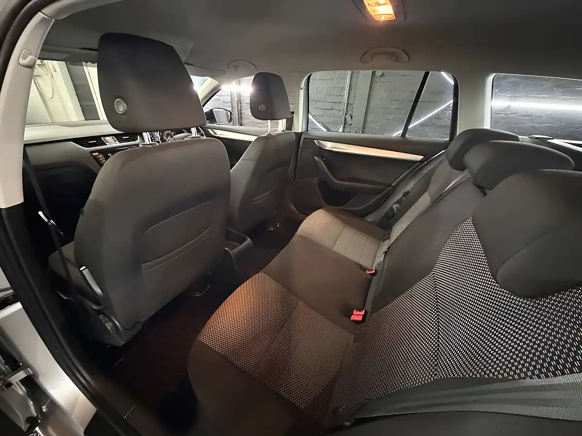 Used 2013 Skoda Octavia Se Silver - Interior and Exterior details 4