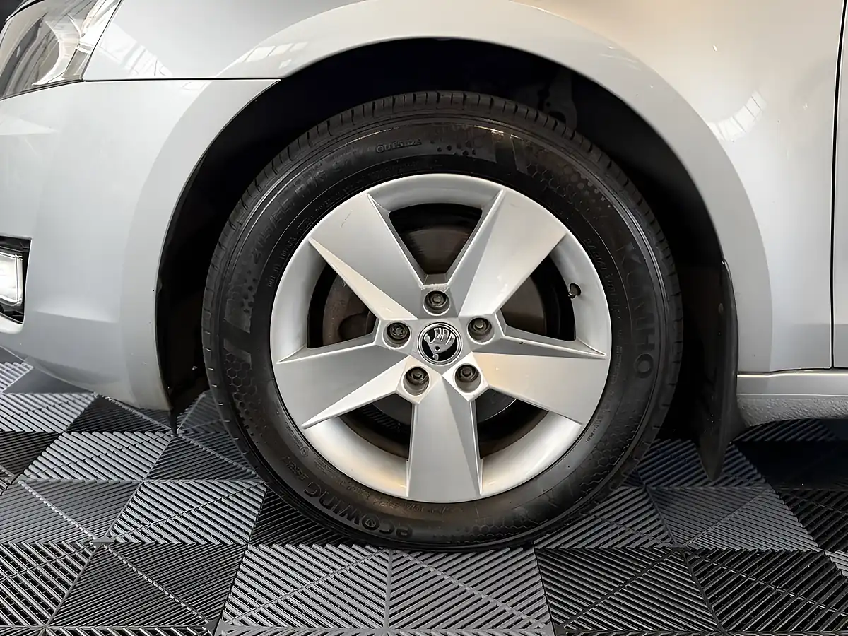 Used 2013 Skoda Octavia Se Silver - Interior and Exterior details 5