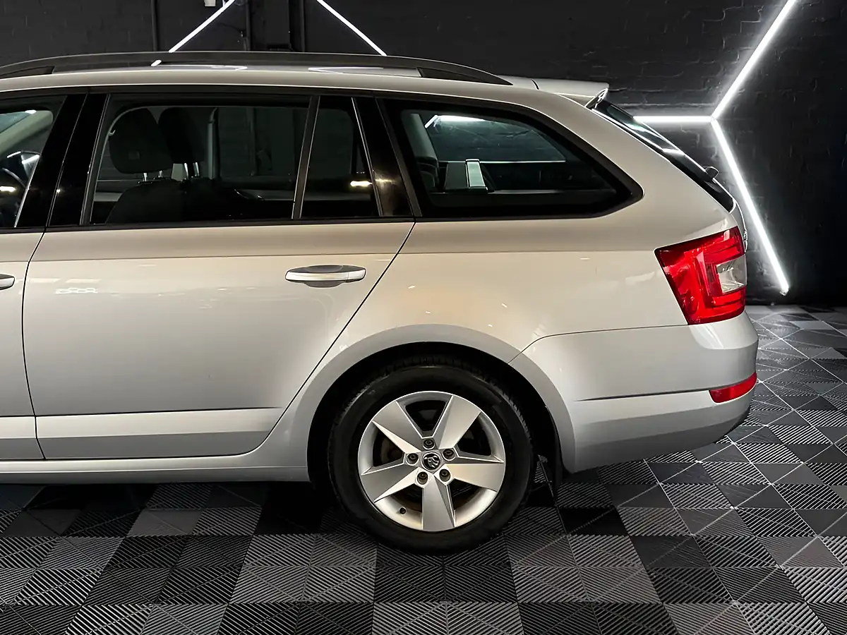 Used 2013 Skoda Octavia Se Silver - Interior and Exterior details 8