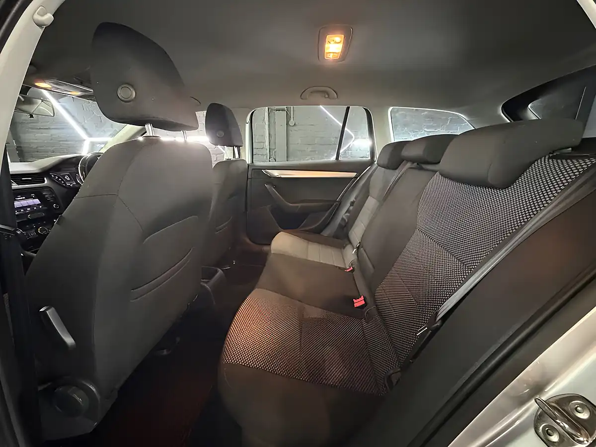 Used 2013 Skoda Octavia Se Silver - Interior and Exterior details 9