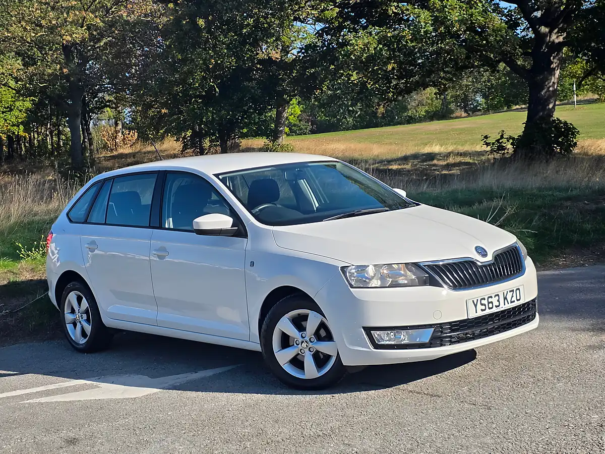 Used 2013 Skoda Rapid Spaceback Se White - Front View