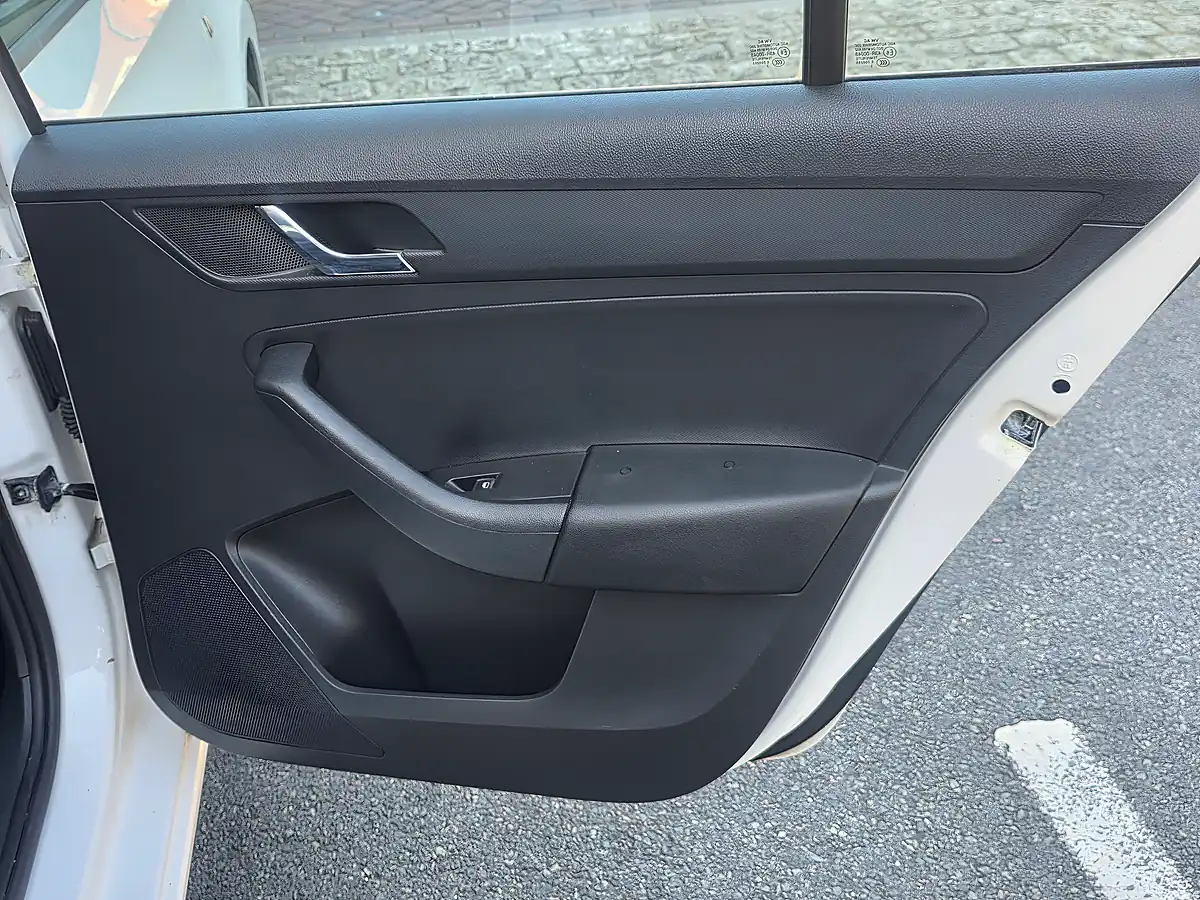 Used 2013 Skoda Rapid Spaceback Se White - Interior and Exterior details 12
