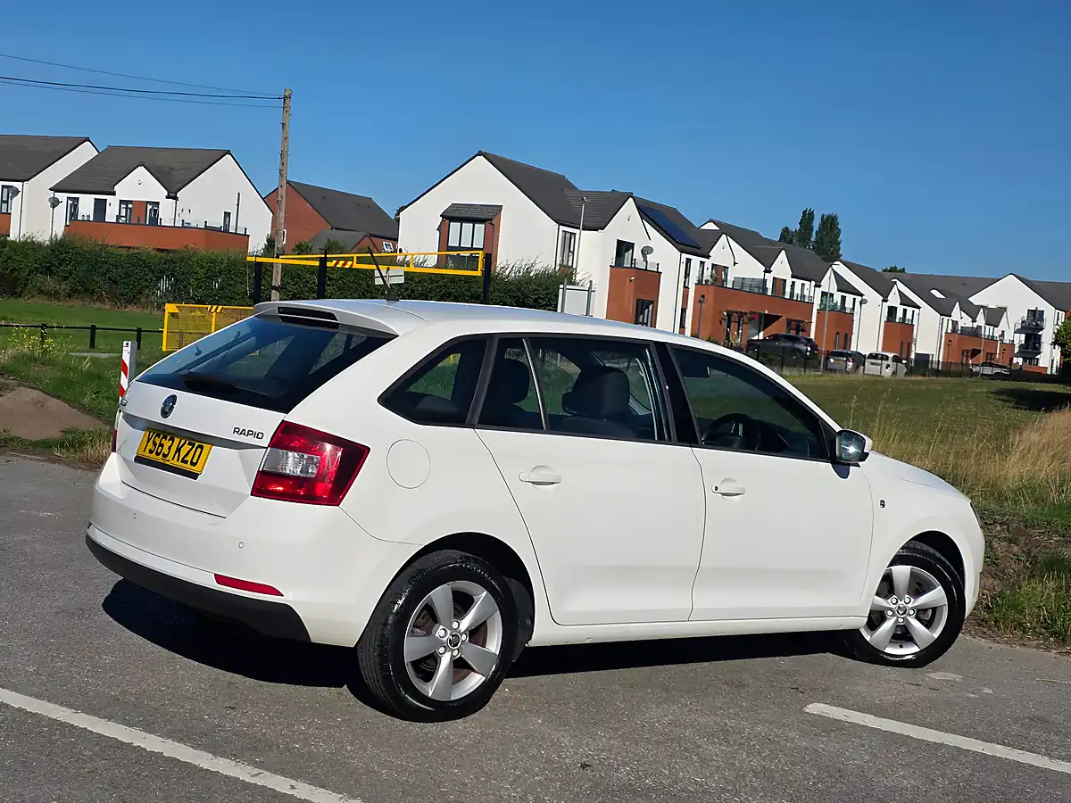 Used 2013 Skoda Rapid Spaceback Se White - Interior and Exterior details 7
