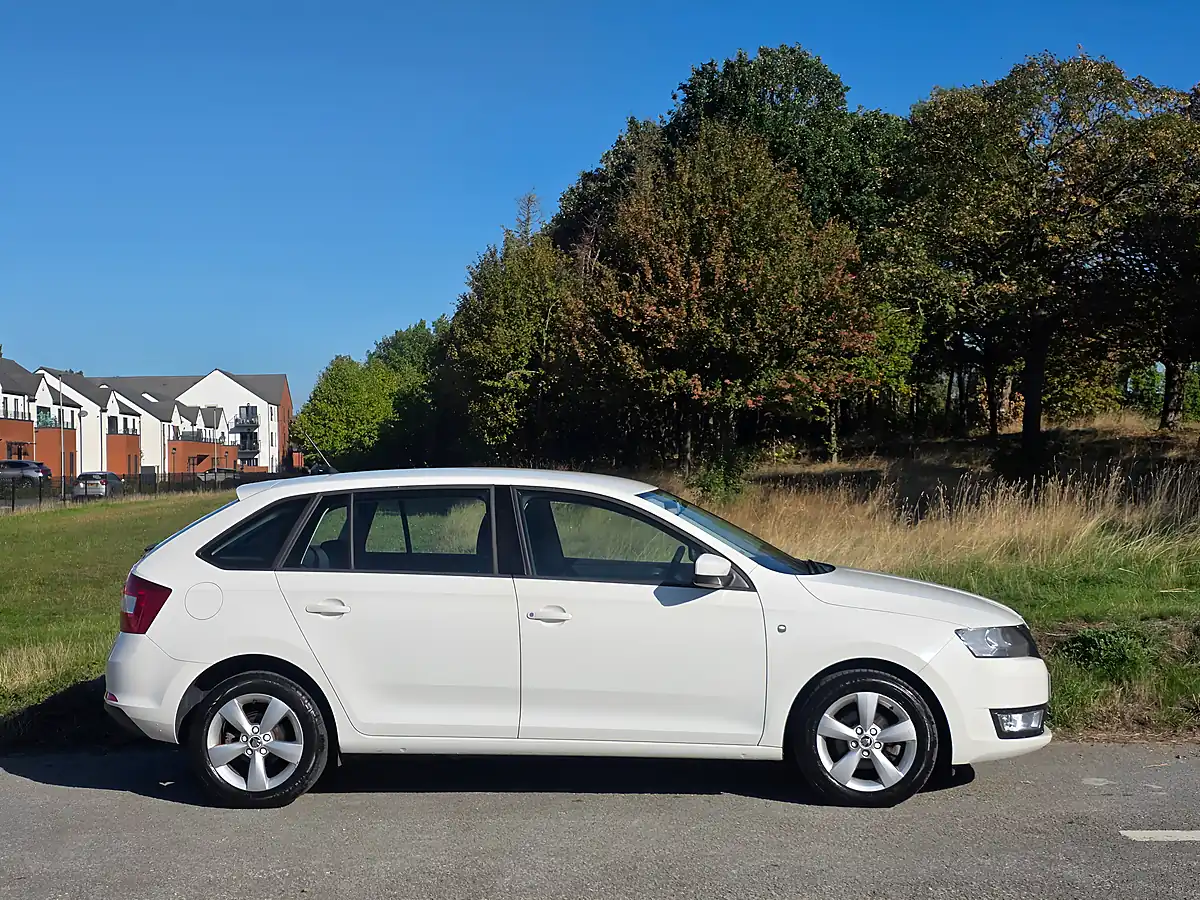 Used 2013 Skoda Rapid Spaceback Se White - Interior and Exterior details 8