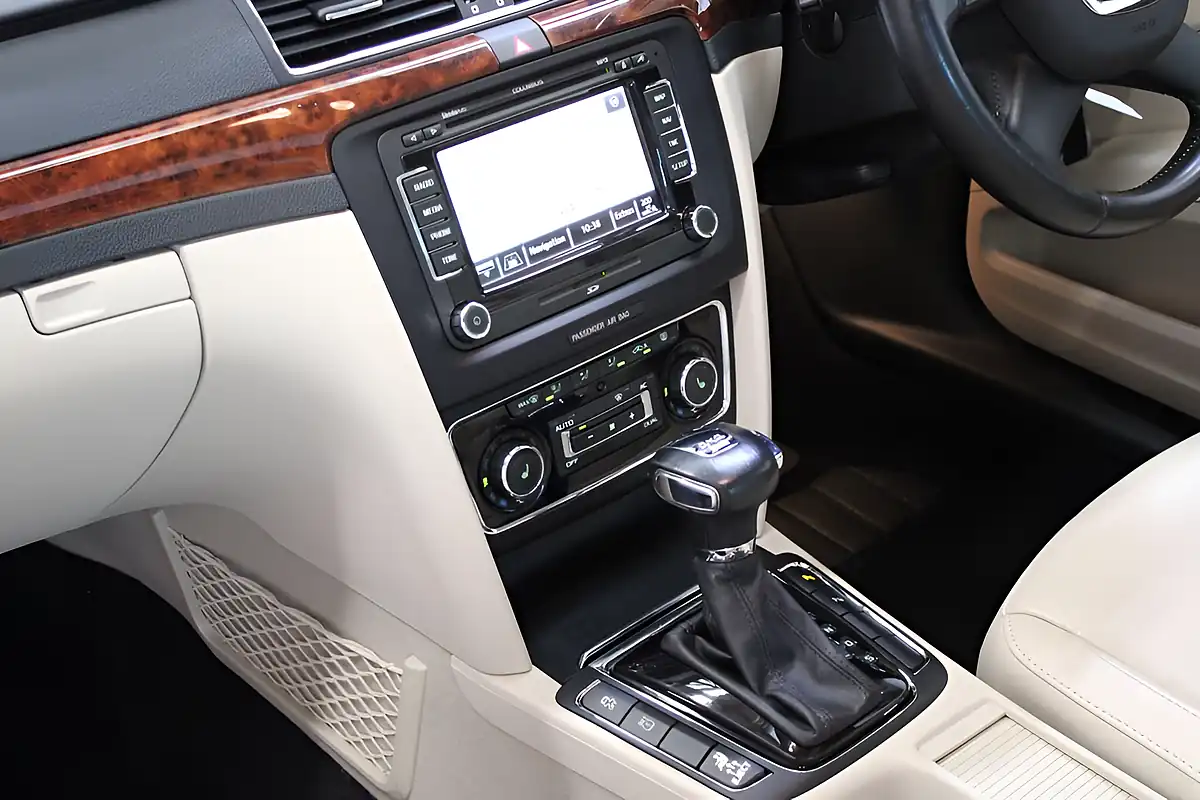 Used 2013 Skoda Superb Elegance Green - Interior and Exterior details 14