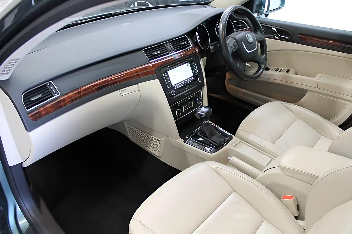 Used 2013 Skoda Superb Elegance Green - Interior and Exterior details 2