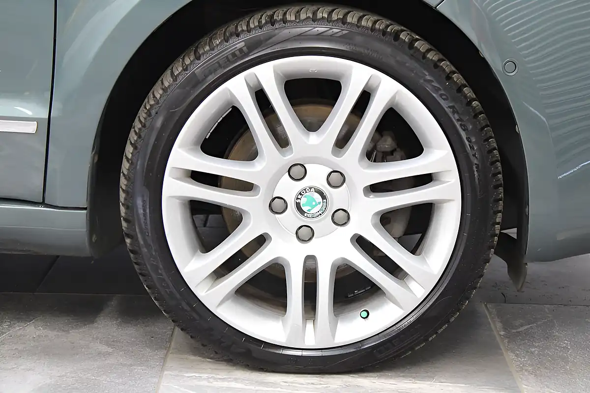 Used 2013 Skoda Superb Elegance Green - Interior and Exterior details 9