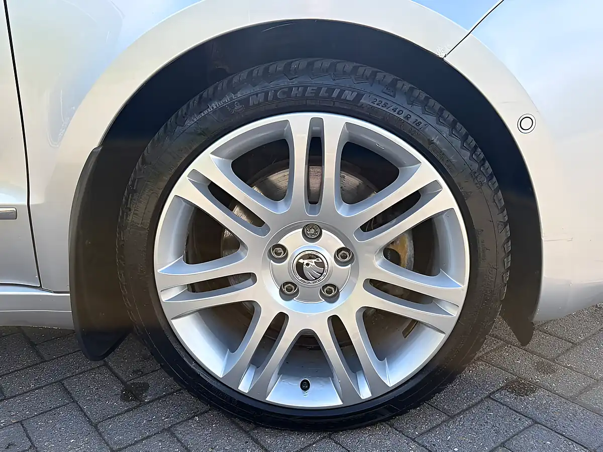 Used 2013 Skoda Superb Elegance Silver - Interior and Exterior details 10