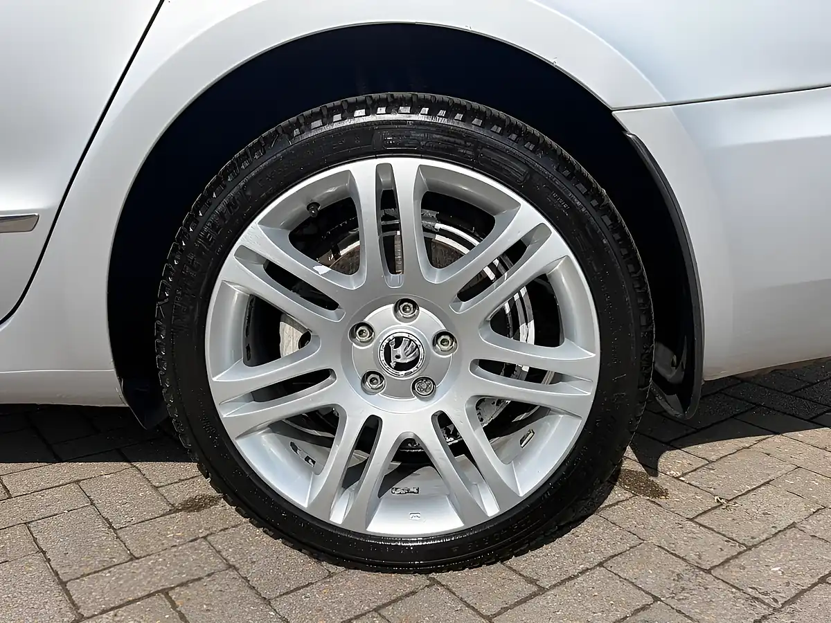 Used 2013 Skoda Superb Elegance Silver - Interior and Exterior details 11