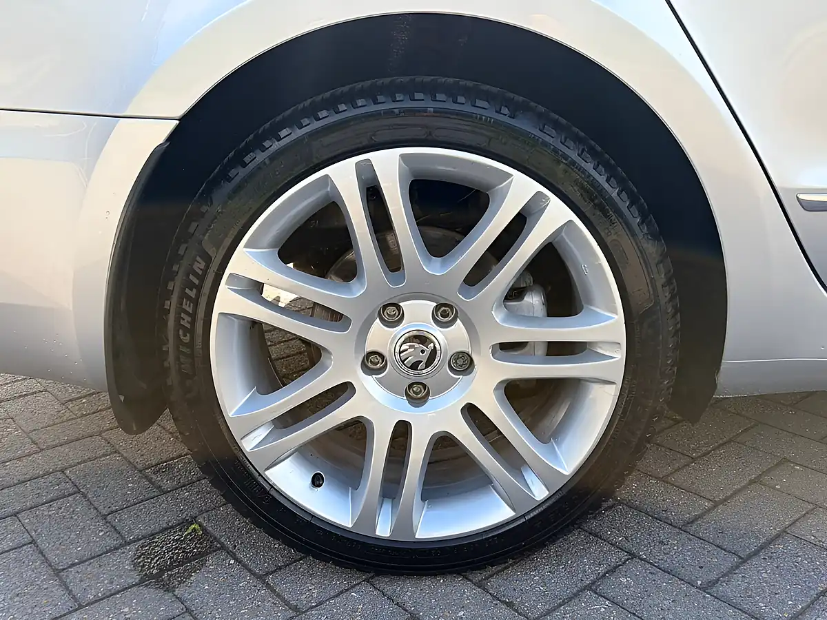 Used 2013 Skoda Superb Elegance Silver - Interior and Exterior details 12
